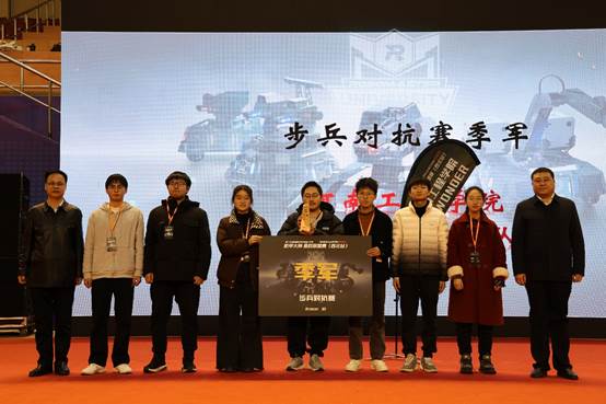 一群人站在台上 AI 生成的内容可能不正确。